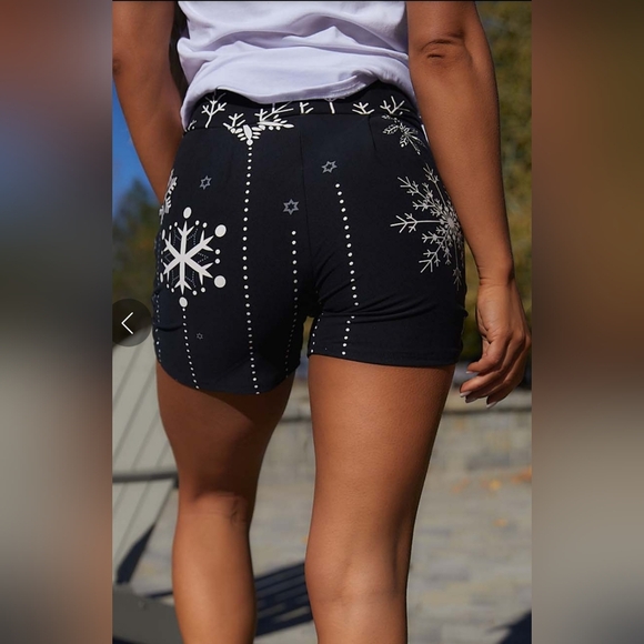 ❄️ L-XL Snowflake Harem Shorts - Picture 2 of 6